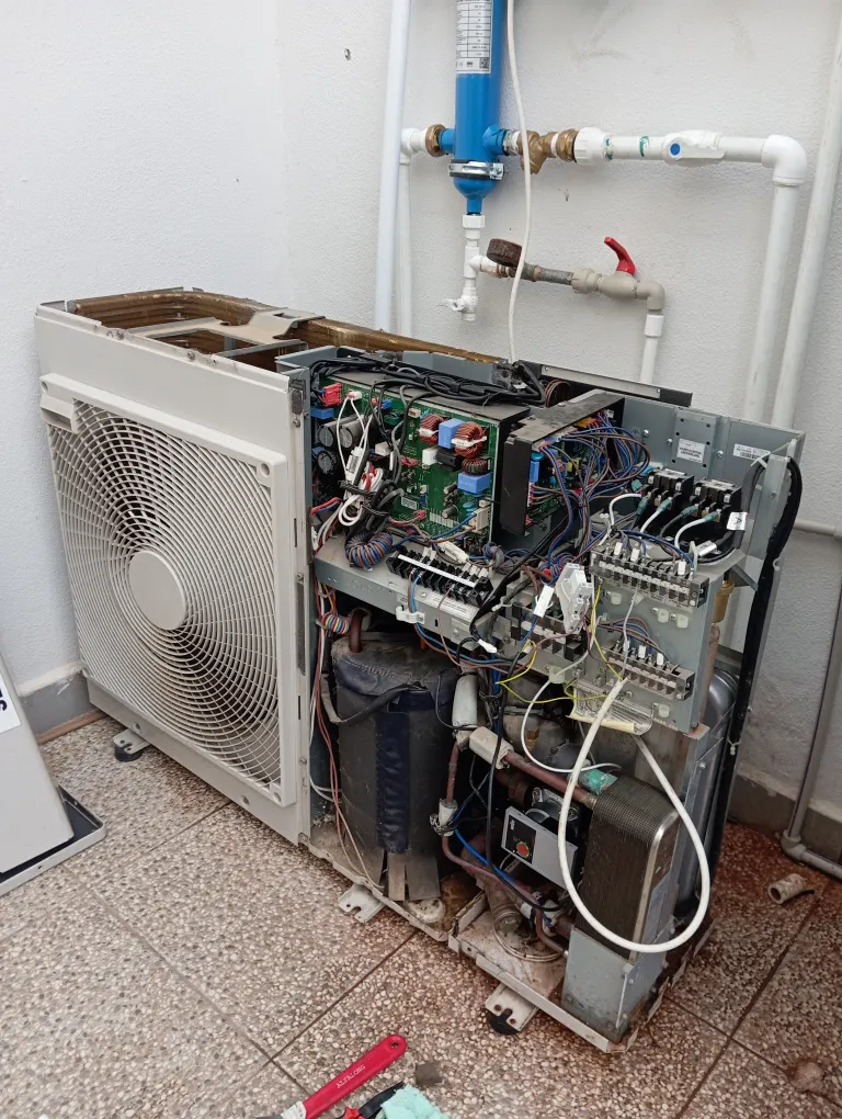 Kapağı açılmış monoblok ısı pompasında kontrol kartları, plakalı eşanjör ve kompresör kontrolü
